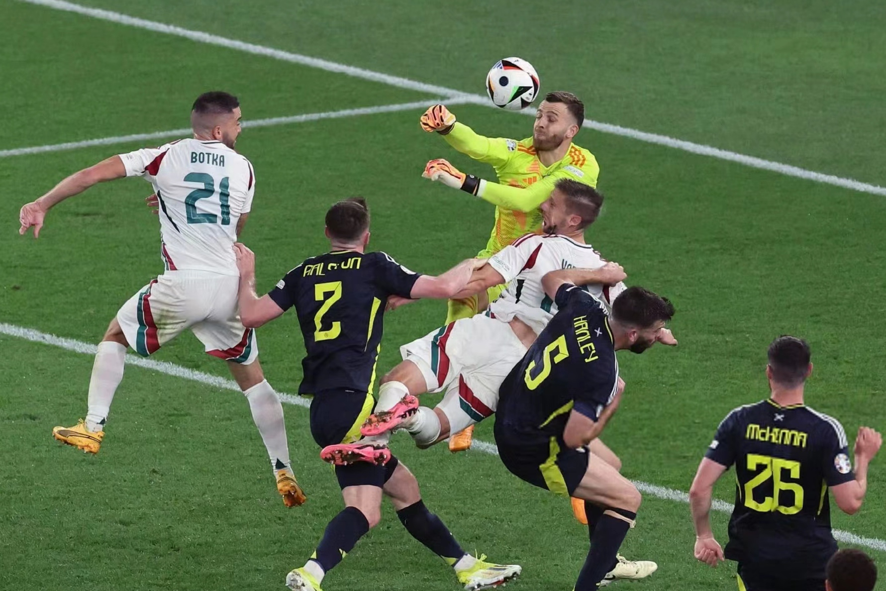 足球赛场上发生精彩对决引发热议 足球赛场上发生精彩对决引发热议