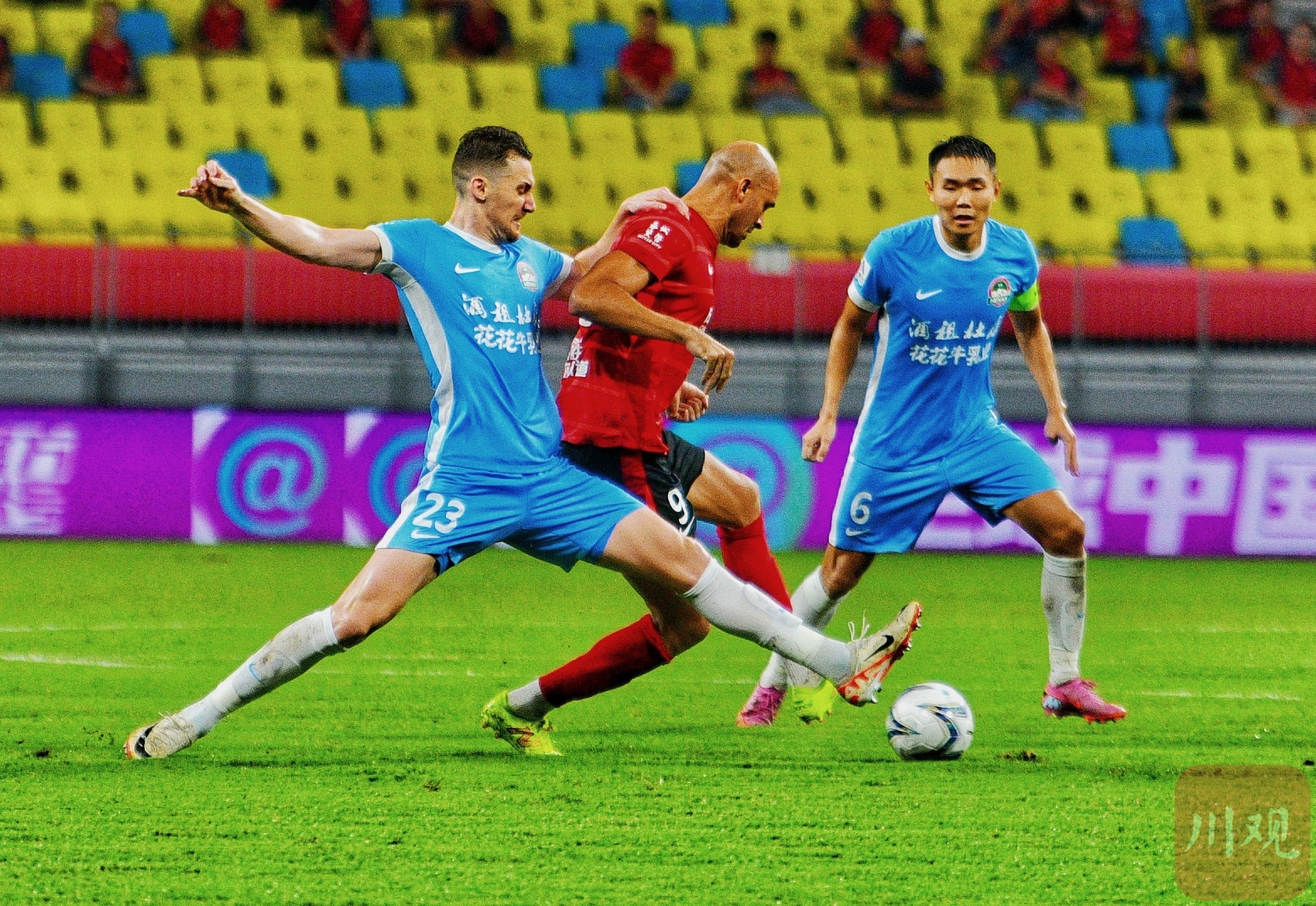 足球赛场上发生精彩对决引发热议 足球赛场上发生精彩对决引发热议