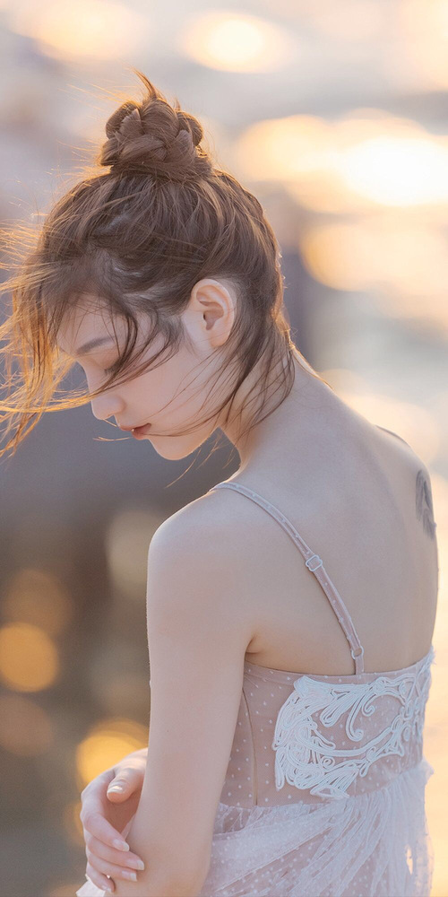 你提到的布伦森关键进球实际上是一个极为巧妙且富有戏剧性的假设—它让篮球场上的超级巨星,跨界决定了足球世界最著名对决的胜负。这种不可能的场景,恰恰构成了其唯一性的核心